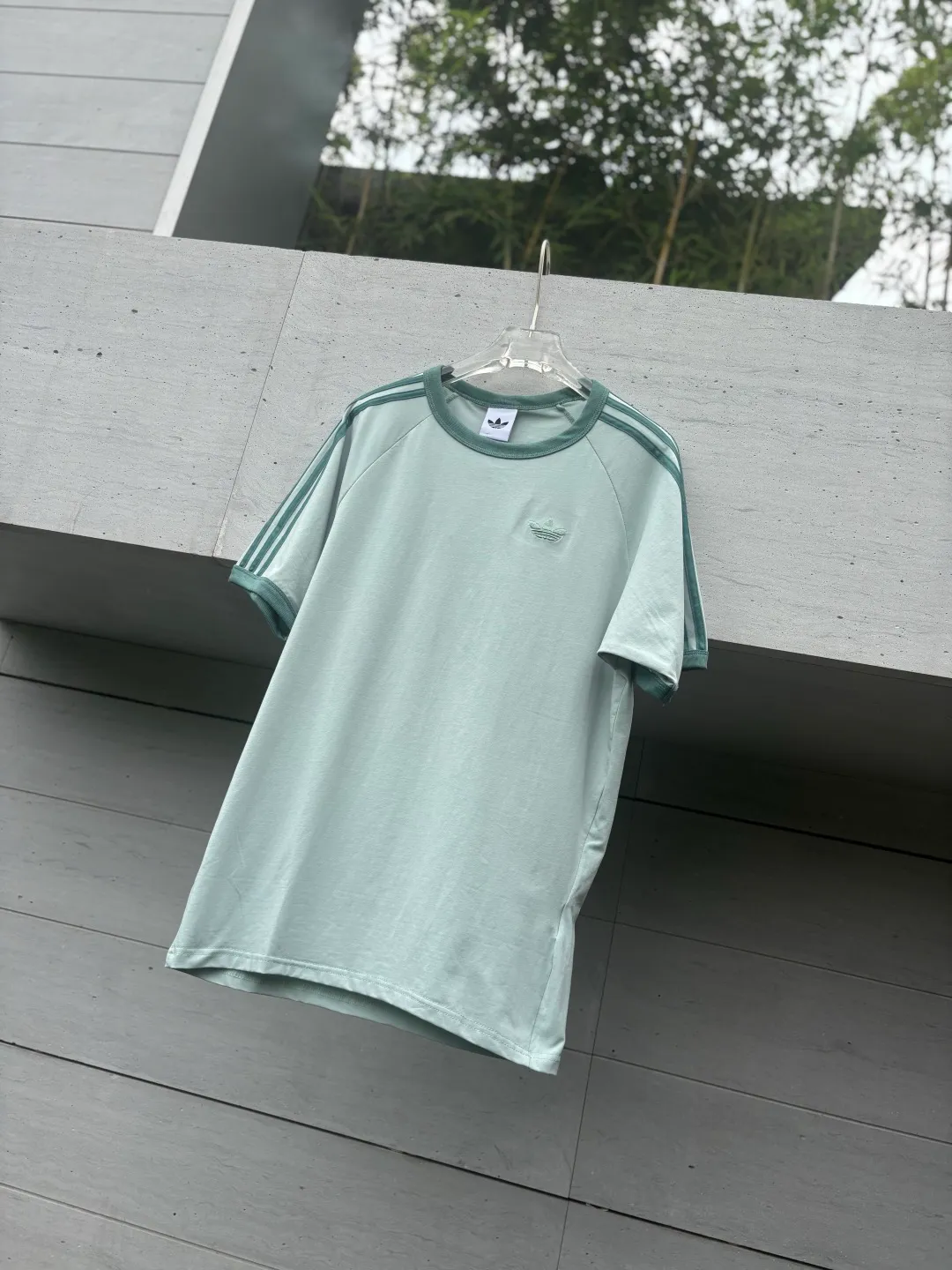 🈴𝟱Color Collection 𝟬𝟱𝟭𝟰𝟴# Exclusive real shot/difference between various stolen pictures and online version on the market [𝗔𝗗𝗜𝗗𝗔𝗦 Adidas Clover Classic Embroidered Couple Round Neck Short Sleeve 𝗧 Shirt] ✅Full set of 1:1 customized accessories ➕Customized three-label ➕𝗬𝘂𝗮𝗻 version hang tag ➕𝗹𝗼𝗴𝗼 packaging bag 🔥 ➕Scan the tag to enter the official website. ✅Top Original version, ins Xiaohongshu has many bloggers wearing it. Clover's latest 5-color T is really Korean casual style ➕Classic Versatile❤️ Skin-friendly and Breathable, super comfortable for daily wear. The clover logo on the chest is very recognizable. 3D three-dimensional tailoring. The upper body is crisp and stylish. The fit is loose. It covers the flesh and makes you slim. It perfectly modifies the figure. The full set of accessories is customized in a one-to-one mold, striving for excellence. Good Quality is never just talk! Color: White Pink Light Gray Green Black Tibetan Blue Size: S M L XL XXL